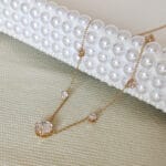 colar-de-cristais Imagem mostrando um colar de cristais disposto sobre um porta joias.