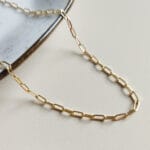 colae-banhado-a-ouro Imagem mostrando um colar banhado a ouro, apoiado em uma mesa clara. O colar pode ser encontrado na loja online Céu da Pele.