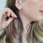 piercing-fake Imagem ilustrativa sobre as vantagens do piercing fake mostrando uma modelo usando um piercing fake encontrado na loja online Céu da Pele.