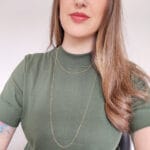 colar-longo imagem mostrando modelo usando o colar longo de bolinhas disponível na loja online Céu da Pele, combinado com a choker de bolinhas também disponível na loja.